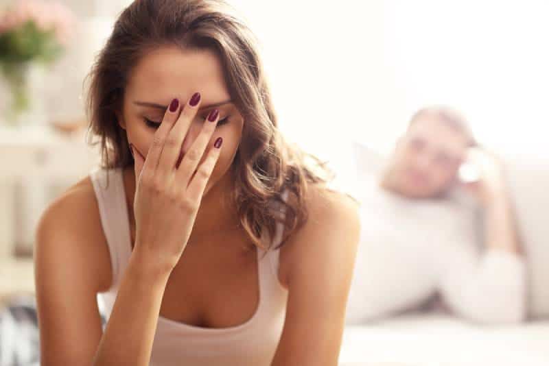 Traurige Frau hat ein Problem mit ihrem Mann im Schlafzimmer
