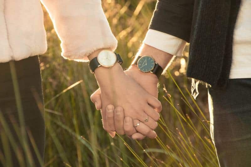 Frau und Mann halten Hand