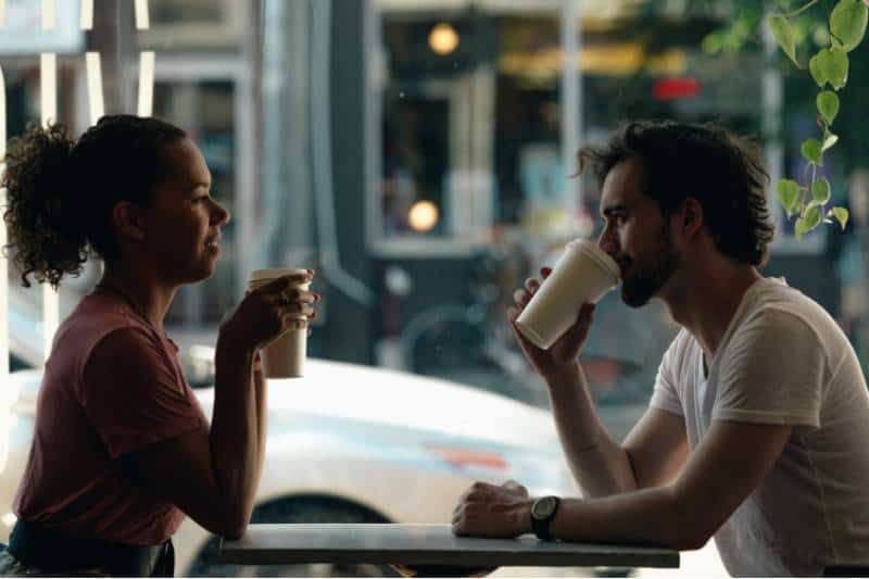 Paar spricht im Café