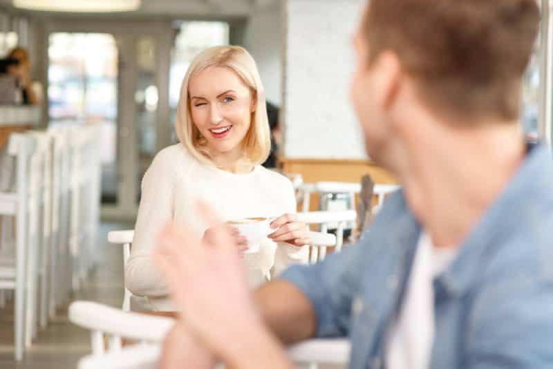 Frau flirtet mit Mann in der Kaffeebar