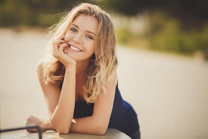 junge Frau lächelt im Freien