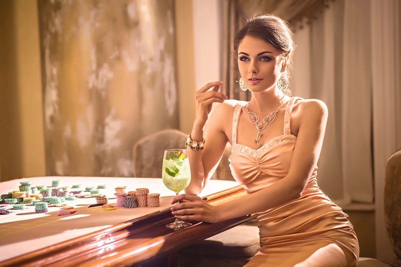 sexy Frau sitzt am Casino-Schreibtisch