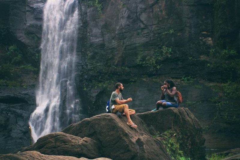 Ein Mann und eine Frau sitzen auf einem Felsen und unterhalten sich