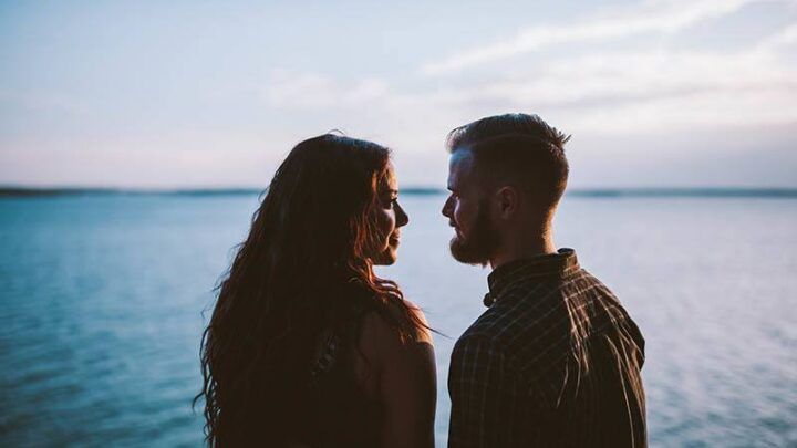 11 unbewusste Dinge, die Männer tun, wenn sie sich Hals über Kopf in eine Frau verlieben