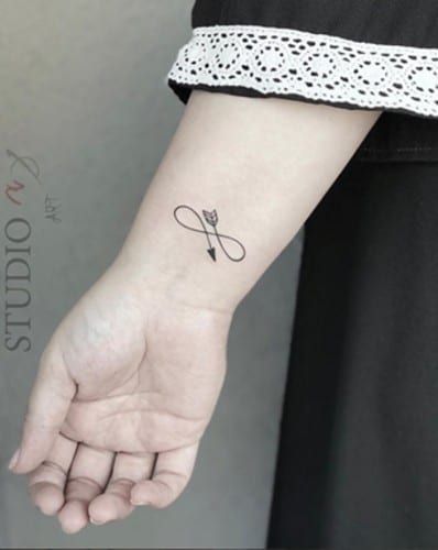 Pfeil Unendlichkeit am Handgelenk Tattoo