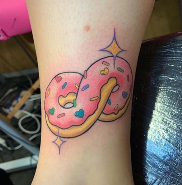 buntes Donut-Tattoo mit Sternen