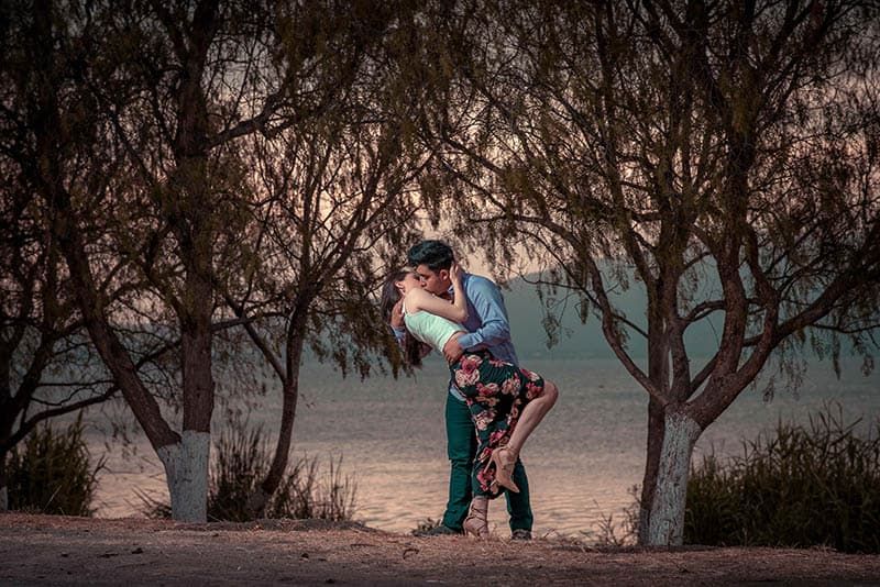 Paar küsst sich vor dem See
