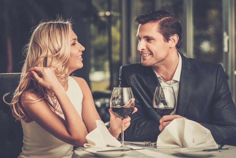 Ein Mann und eine Frau sitzen und trinken Wein