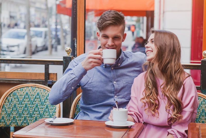 Ein Mann und eine Frau trinken Kaffee und lachen