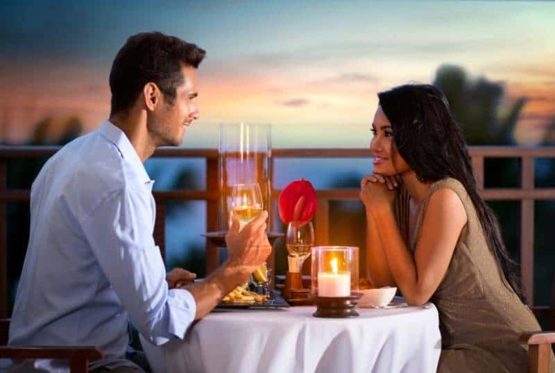 Glückliches Paar an einem Sommerabend beim romantischen Abendessen