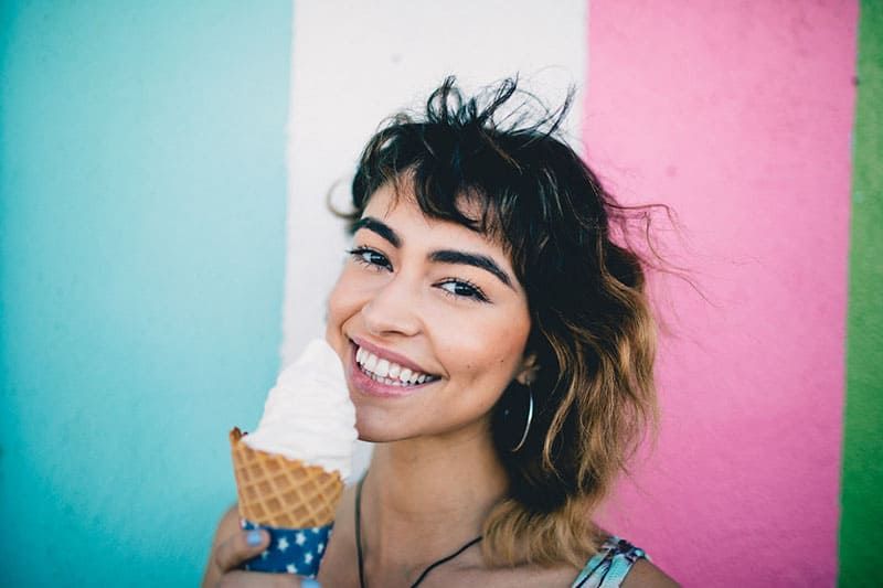 glückliche Frau posiert mit Eis