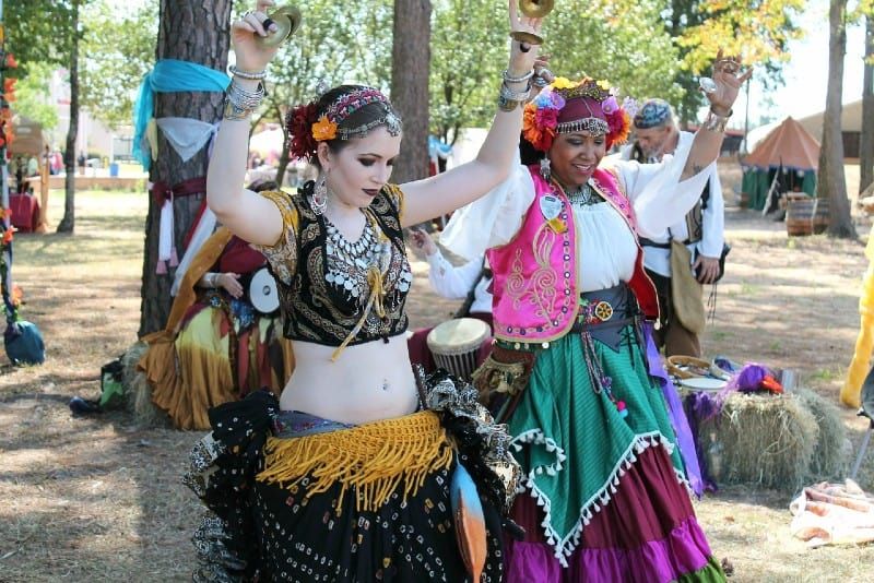 zwei Frauen in Zigeunerkostümen tanzen