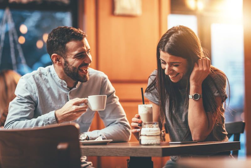 Paar bei einem Date im Café