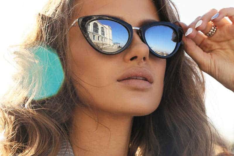 Nahaufnahmefoto einer Frau mit Sonnenbrille