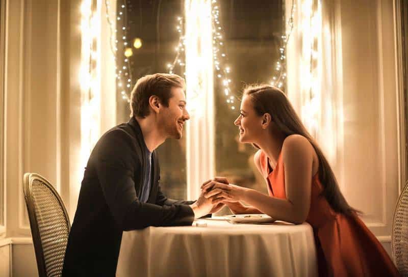 Paar beim Abendessen im Restaurant