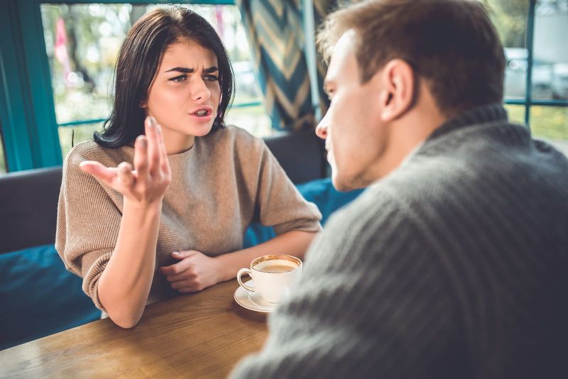 Ein Mann und eine Frau streiten sich in einem Café