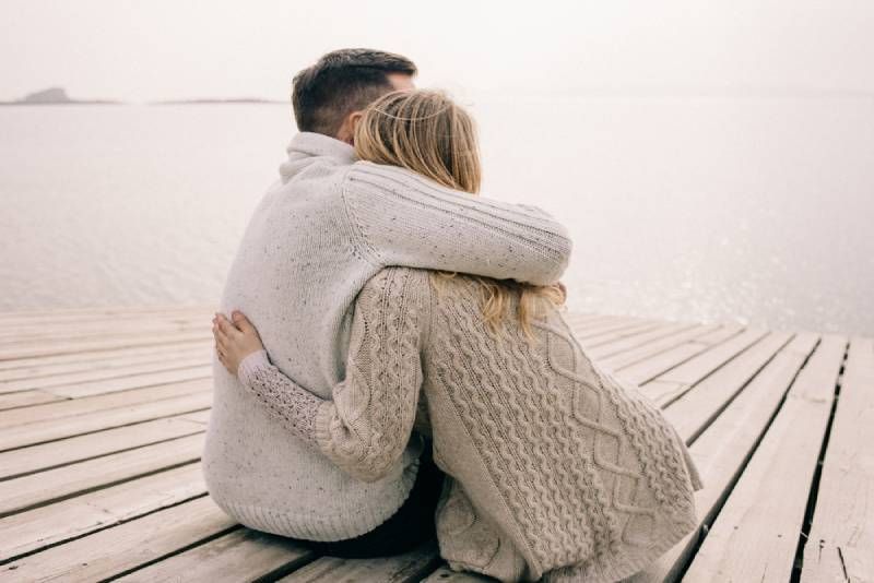 Paar umarmt sich vor dem See