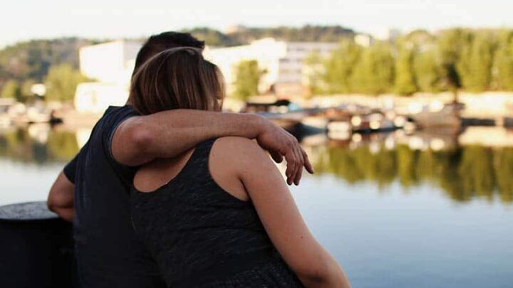 Wie Männer sich umarmen: 4 verschiedene Arten und ihre wahre Bedeutung