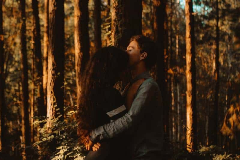 Romantisches Paar im Wald