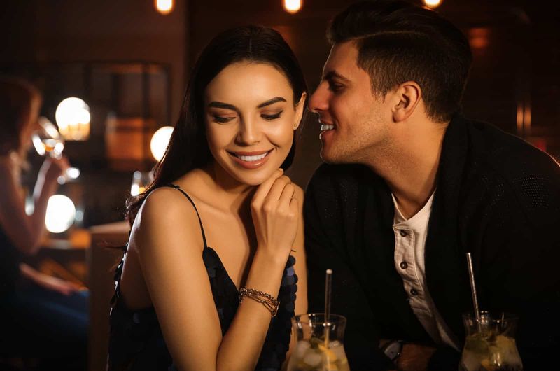 Mann und Frau flirten in einer Bar