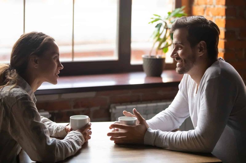 Mann und Frau zusammen bei einem Kaffee-Date