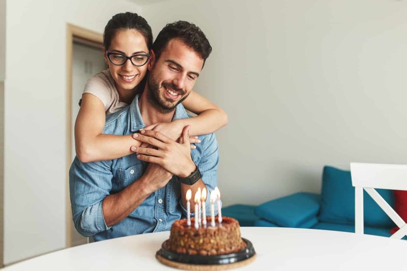 Frau überrascht seinen Mann mit Geburtstagstorte