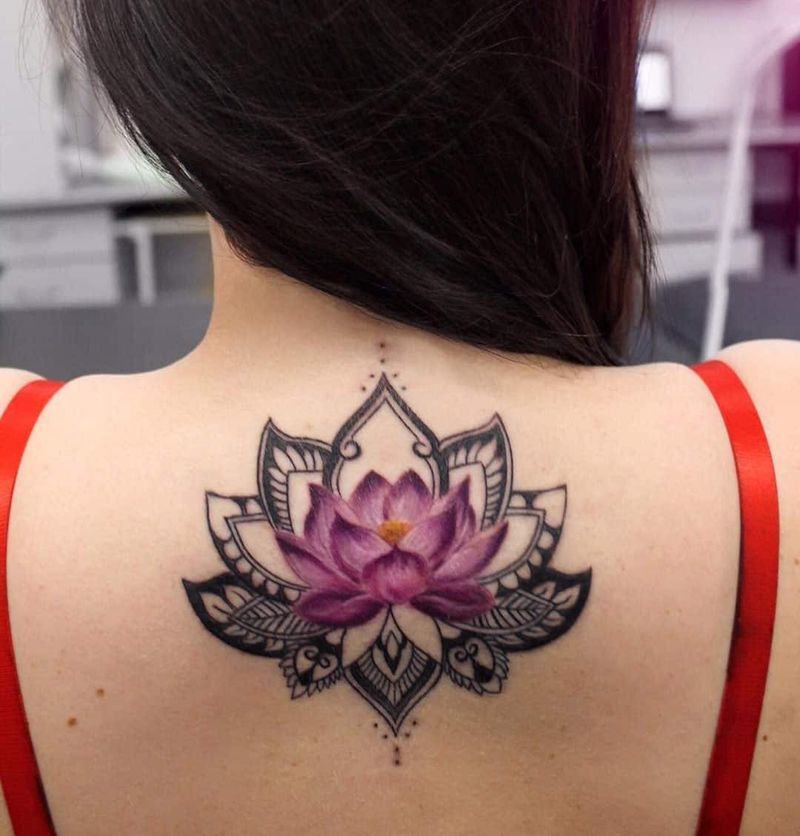 Tattoo mit Lotusblüte am oberen Rücken