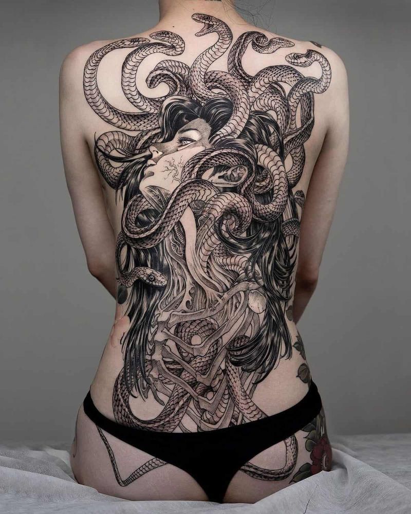 Medusa-Tattoo auf dem ganzen Rücken