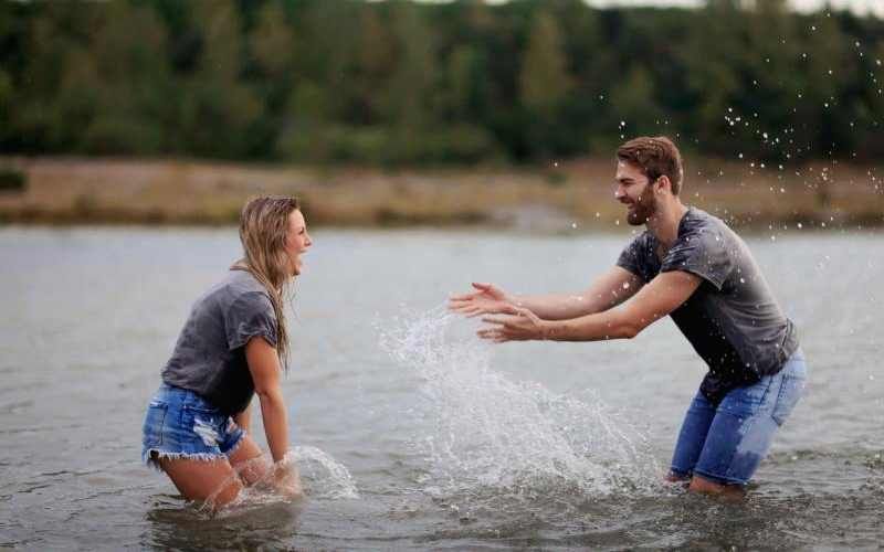 Mann und Frau spielen tagsüber auf dem Gewässer