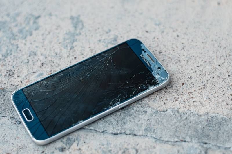 Defektes Smartphone auf dem Boden