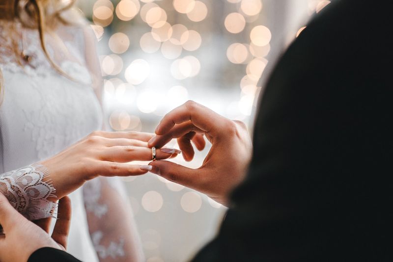 ein Paar, das bei einer Hochzeit Ringe anlegt