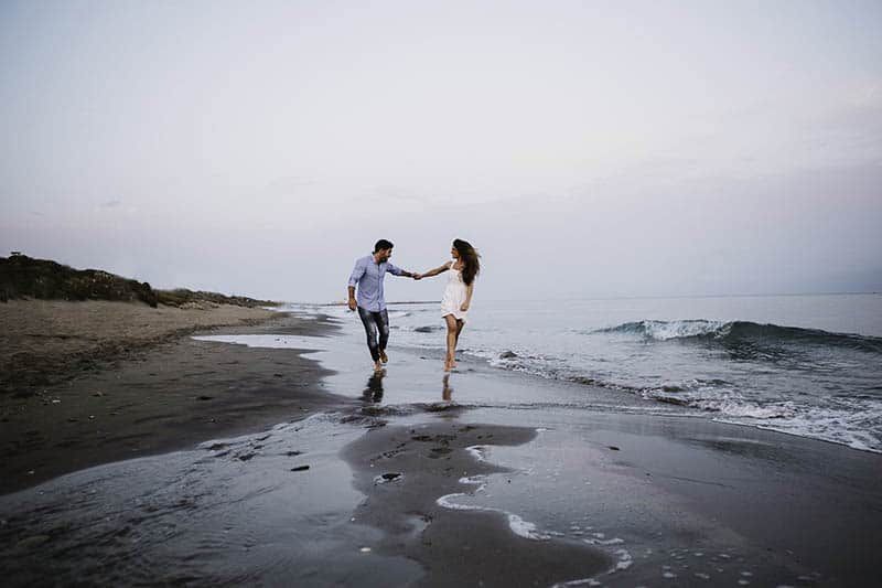 junges Paar am Strand laufen