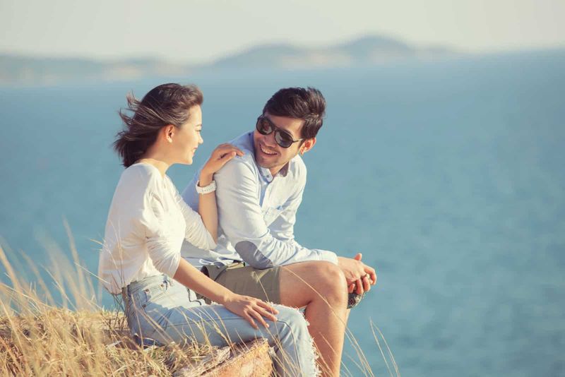 Ein Mann und eine Frau sitzen auf einem Felsen und unterhalten sich