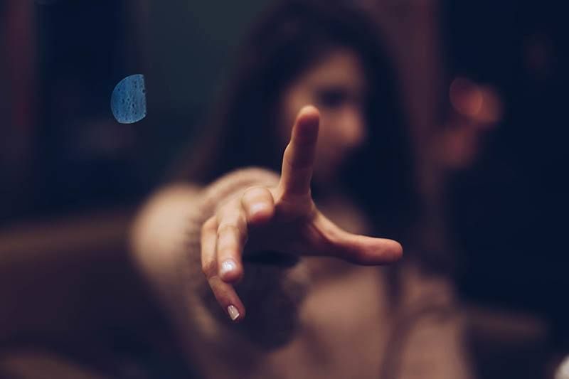 flacher Fokus einer Frau, die mit dem Finger zeigt