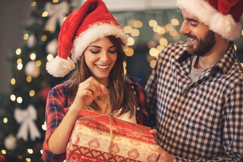 Ein glückliches Paar öffnet ein Weihnachtsgeschenk