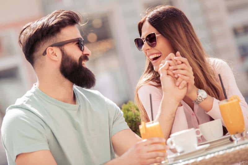 Fröhliches Paar bei einem Date im Café