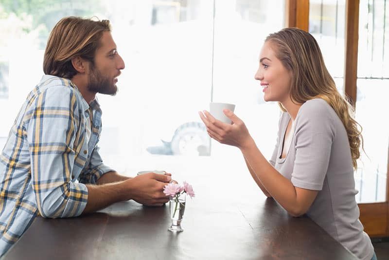 Paar spricht im Café