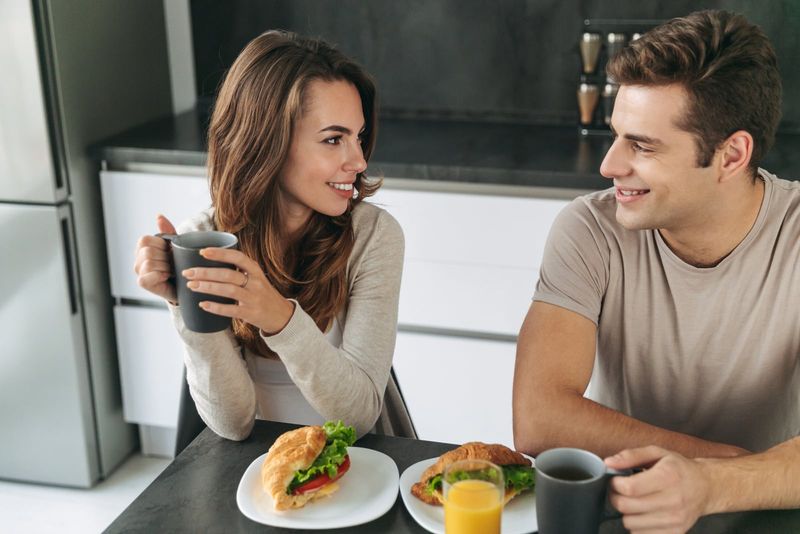 Ein Mann und eine Frau sitzen und frühstücken