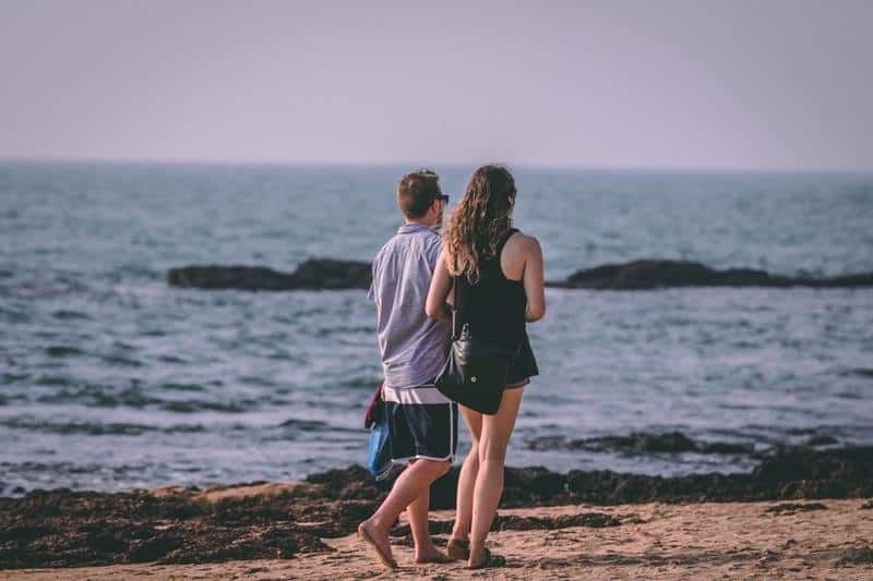Paar geht am Meer spazieren