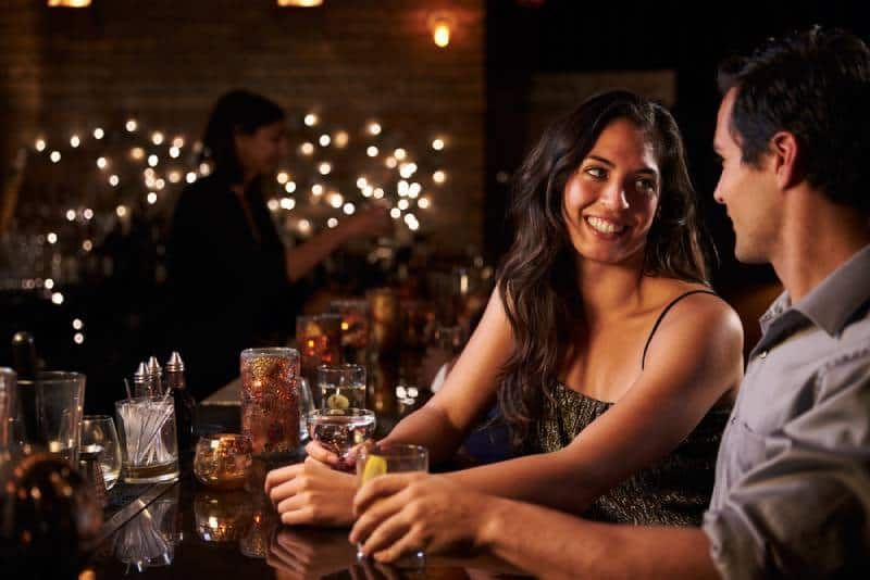 glückliches Paar an der Cocktailbar