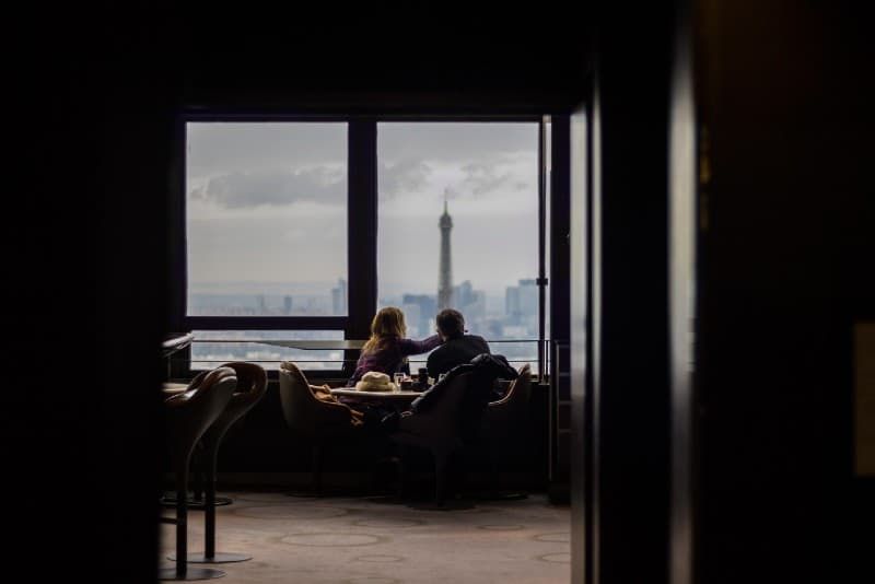 Paar sitzt im Restaurant und schaut durch das Fenster