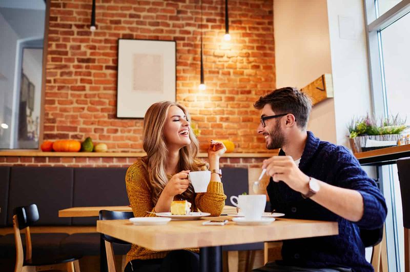 junges Paar im Café mit Kaffee