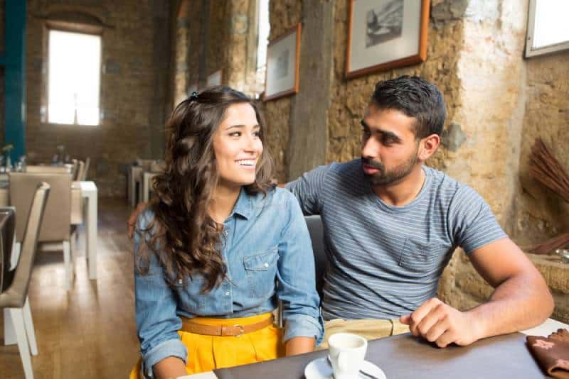 Junges Paar im Gespräch im Restaurant und Café