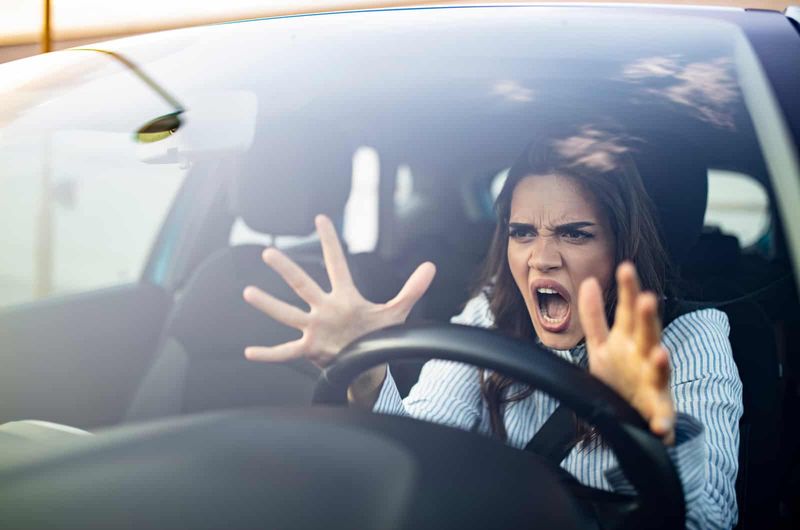 Wütende Frau schreit im Auto