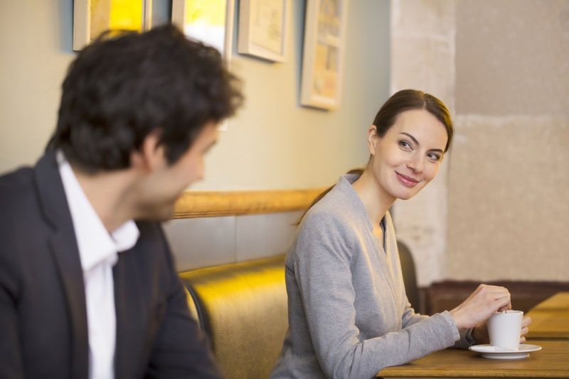 Frau flirtet mit Mann im Café