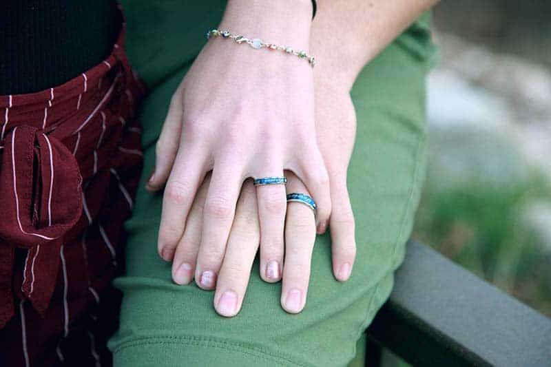 Männer- und Frauenhände mit Ringen