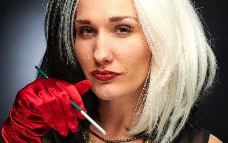 Porträt einer Frau mit Cruella de Vil-Kostüm
