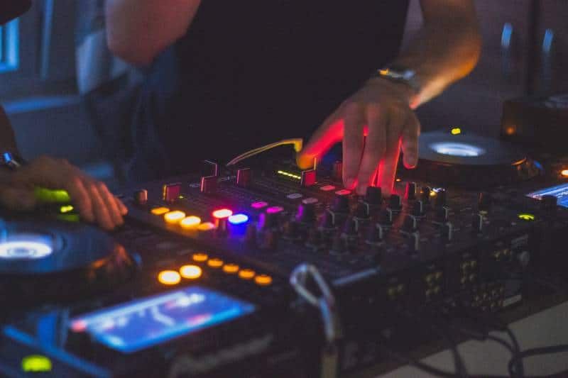 DJ am Mixer macht Musik