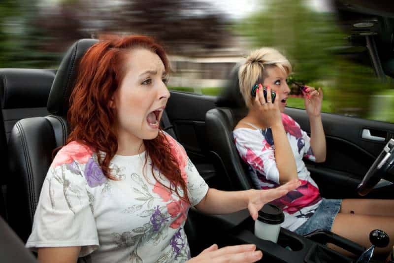 Zwei Frauen sehen beängstigend aus, wenn sie im Auto fahren