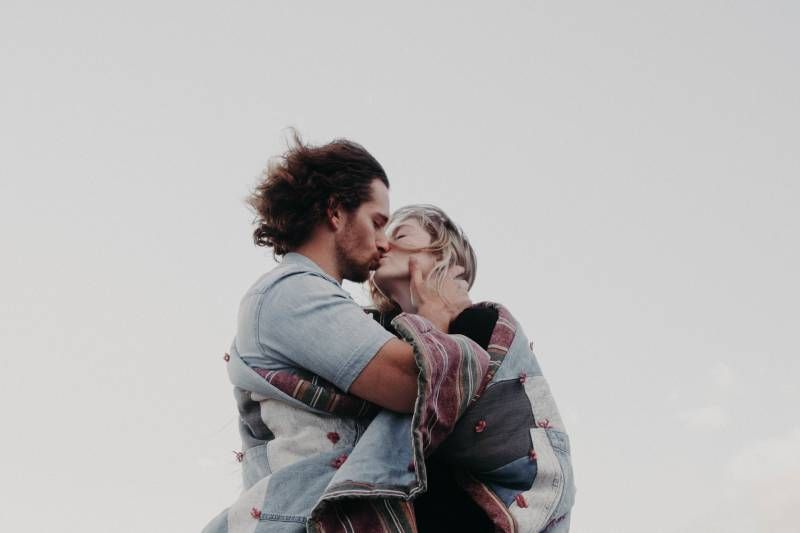 Mann und Frau küssen sich draußen